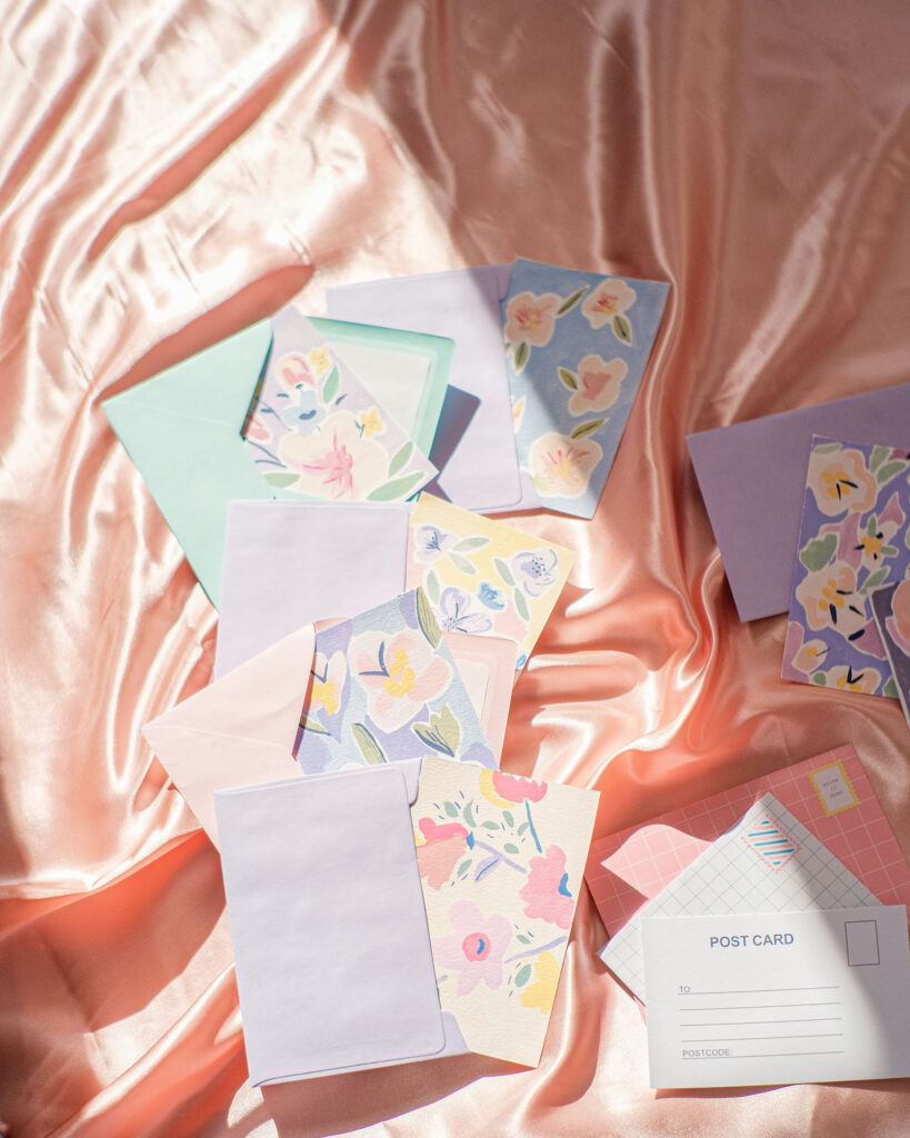 fotografía y estilismo de postales creativas florales y en color pastel hechas por mariamarie